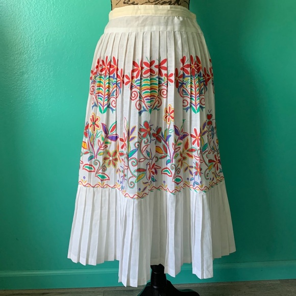 Vintage Floral Print Full Pleated White Skirt - Picture 6 of 7